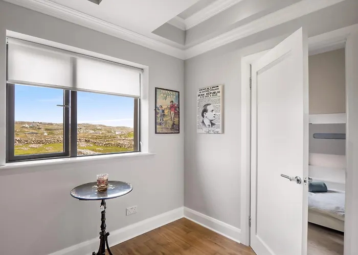 Chalet Wave Watcher Roundstone